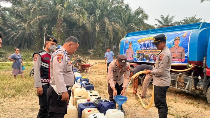 Polda Sumsel Distribusikan 10.000 Liter Air Bersih untuk Warga Terdampak Kekeringan di Musi Banyuasin